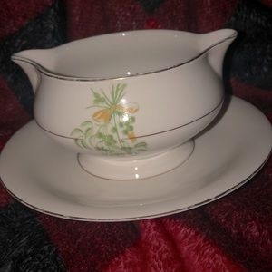 Gravy boat with attached under plate